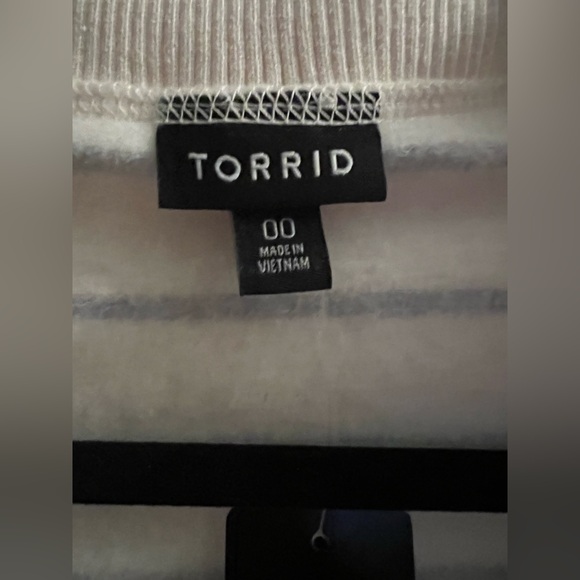 NWT Fleece V-Neck Sweatshirt. Size 00. - Picture 4 of 12